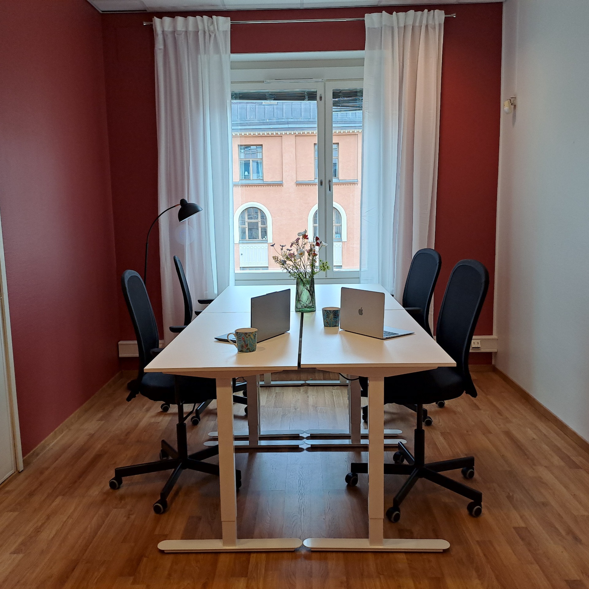 Punainen 4hlö huone